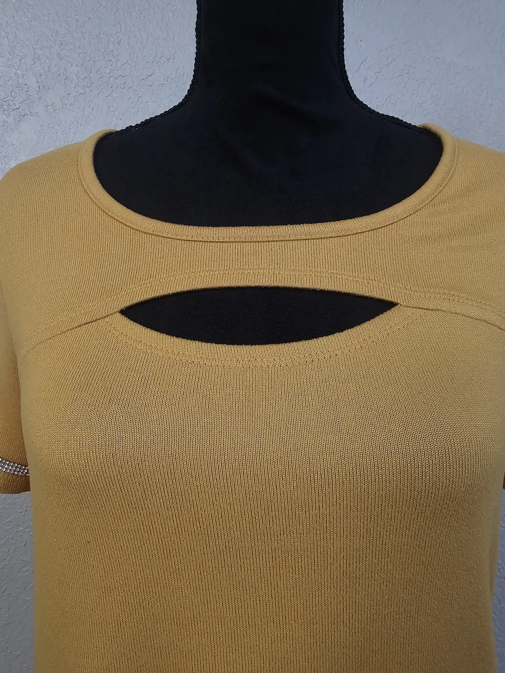 Mustard Short-Sleeve Cutout Women's Top M - Picture 6 of 10